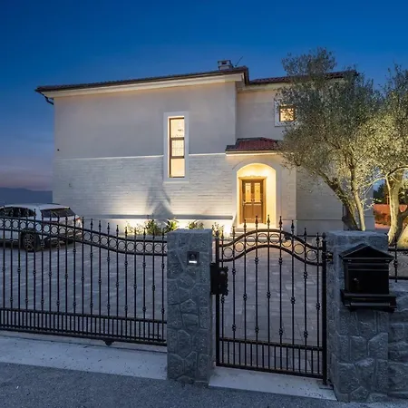 Luxury Glabrova With Pool And Sauna Near The Sea On Krk Island Gostinjac