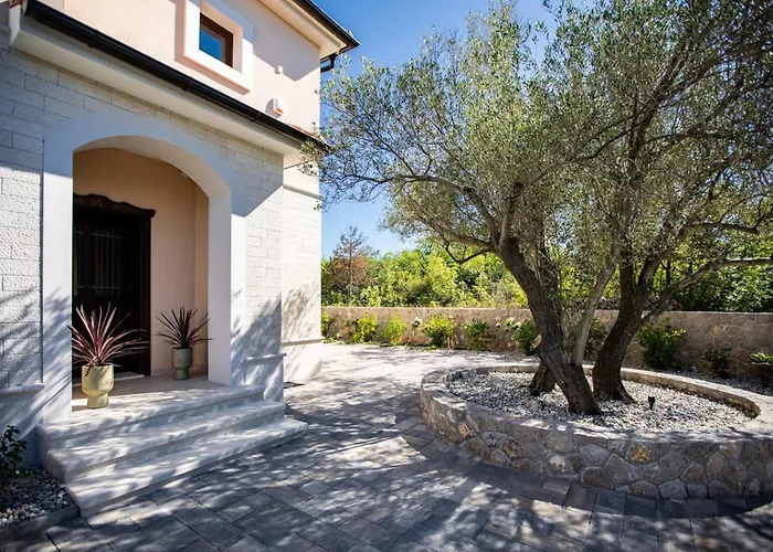 Luxury Glabrova With Pool And Sauna Near The Sea On Krk Island