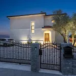 Luxury Glabrova With Pool And Sauna Near The Sea On Krk Island Gostinjac
