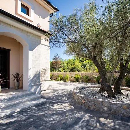 Luxury Glabrova With Pool And Sauna Near The Sea On Krk Island